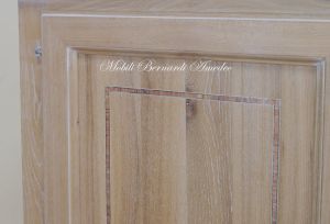 Credenza dispensa in legno massiccio finitura sbiancata - dettaglio della lavorazione artigianale